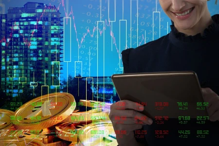 Una mujer sonriente sostiene una tablet mientras al fondo se superponen gráficos financieros, números de mercado y monedas doradas apiladas
