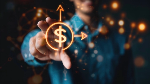 Un hombre tocando un holograma brillante de un símbolo de dólar con flechas hacia arriba y a la derecha