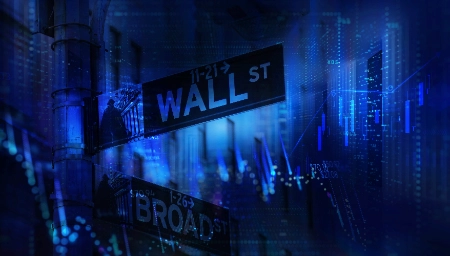 se observan los letreros de las calles "Wall St" y "Broad St" integrados en un diseño digital azul oscuro con gráficos bursátiles y datos financieros superpuestos.