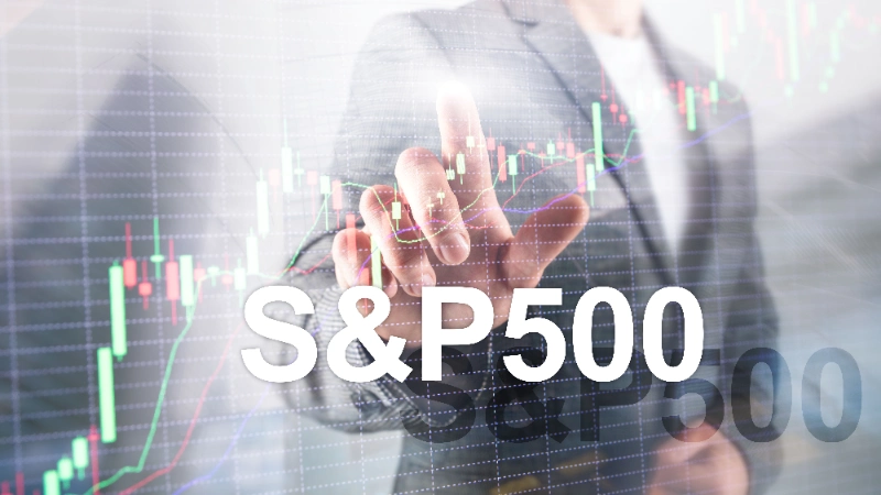Un ejecutivo en traje gris toca una pantalla interactiva con el texto "S&P 500" superpuesto a un gráfico bursátil de velas verdes y rojas.